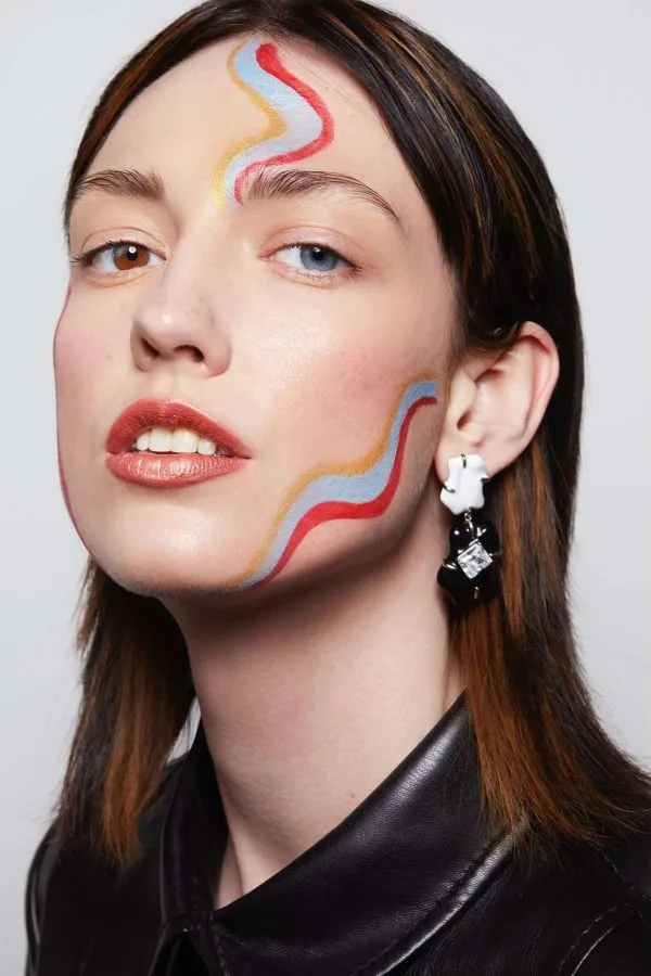 Lavoro pratico di make-up durante il corso MUD